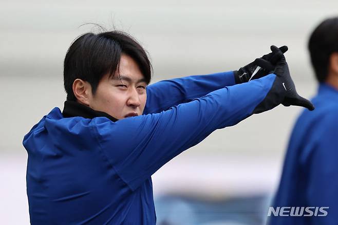 [서울=뉴시스] 권창회 기자 = 대한민국 축구 국가대표팀 이강인이 지난 3월20일 오후 서울 마포구 서울월드컵경기장에서 열린 2026 FIFA 북중미 월드컵 2차 예선 태국과의 경기 전 공식훈련에서 몸을 풀고 있다. 2024.03.20. kch0523@newsis.com