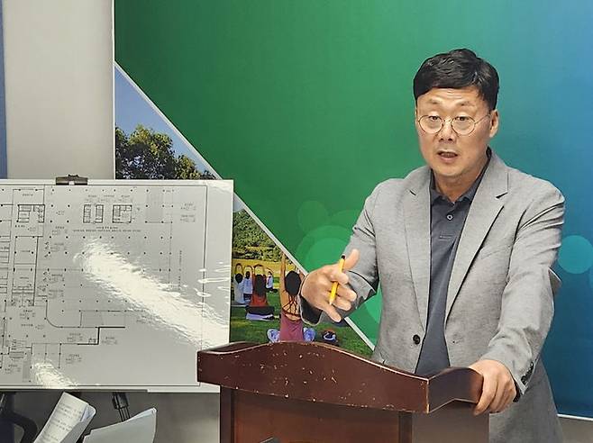 [익산=뉴시스] 신청사 관련 브리핑하는 유원향 익산시 건설국장. (사진=익산시 제공) 2024.06.05. photo@newsis.com *재판매 및 DB 금지