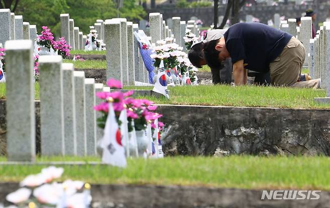 [서울=뉴시스] 황준선 기자 = 현충일을 하루 앞둔 5일 서울 동작구 국립서울현충원을 찾은 참배객들이 참배를 하고 있다. 2024.06.05. hwang@newsis.com