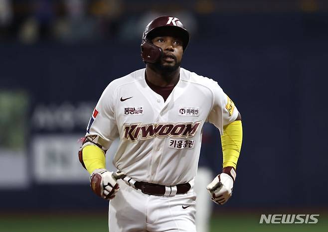 [서울=뉴시스] 정병혁 기자 = 프로야구 키움 히어로즈의 외국인 타자 로니 도슨이 휴식 차원에서 5일 서울 잠실구장에서 열리는 LG 트윈스전 선발 라인업에서 제외됐다. 사진은 지난 4월12일 서울 구로구 고척스카이돔에서 열린 2024 KBO리그 롯데 자이언츠전 4회말 2사 주자 없는 상황에서 2점 홈런을 친 뒤 그라운드를 돌고 있는 도슨. 2024.04.12. jhope@newsis.com