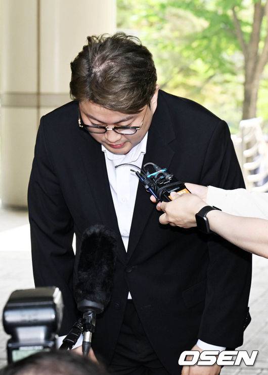 [OSEN=민경훈 기자] '음주 뺑소니' 혐의로 구속영장이 청구된 가수 김호중이&nbsp;24일 서울중앙지법에서 구속 전 피의자 심문(영장실질심사)을 가졌다.검찰은 전날 경찰의 신청에 따라 김호중에 대해 특정범죄가중처벌법상 위험운전치상, 도주치상 등 혐의로 구속영장을 청구했다. 그의 소속사 대표와 전 본부장에 대해서도 구속영장이 청구됐다.가수 김호중이 출석하며 고개를 숙이고 있다. 2024.05.24 /rumi@osen.co.kr