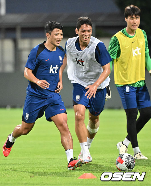 [OSEN=비샨(싱가포르), 조은정 기자] 김도훈 임시 감독이 이끄는 한국 축구대표팀은 4일(이하 한국시간) 오후 8시부터 싱가포르 비샨에 위치한 비샨 스타디움에서 2026 국제축구연맹(FIFA) 북중미 월드컵 아시아 2차 예선 C조 5차전 싱가포르와 맞대결을 앞두고 현지 훈련에 나섰다.한국과 싱가포르의 경기는 오는 6일 오후 9시 싱가포르 더 내셔널 스타디움에서 킥오프 한다.한국 축구대표팀 황희찬, 오세훈이 훈련을 하고 있다. 2024.06.04 / cej@osen.co.kr