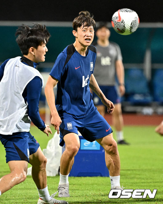 [OSEN=비샨(싱가포르), 조은정 기자] 김도훈 임시 감독이 이끄는 한국 축구대표팀은 3일(이하 한국시간) 오후 8시부터 싱가포르 비샨에 위치한 비샨 스타디움에서 2026 국제축구연맹(FIFA) 북중미 월드컵 아시아 2차 예선 C조 5차전 싱가포르와 맞대결을 앞두고 첫 현지 훈련에 나섰다.한국과 싱가포르의 경기는 오는 6일 오후 9시 싱가포르 더 내셔널 스타디움에서 킥오프 한다.한국 축구대표팀 이재성이 훈련을 하고있다. 2024.06.03 / cej@osen.co.kr