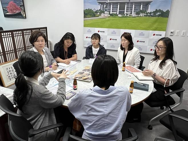 국민의힘 조은희 의원실에서 청년재단 박주희 사무총장과 취약청년 당사자가 간담회를 진행하고 있다. (사진 제공: 청년재단)