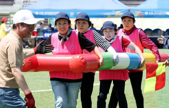 으싸으싸~ 시니어올림픽… “마음은 청춘” - 4일 오전 서울 용산구 효창운동장에서 열린 제24회 대한노인회 시연합회 시니어올림픽에서 어르신 참가자들이 풍선 사다리 경기를 펼치고 있다. 뉴시스