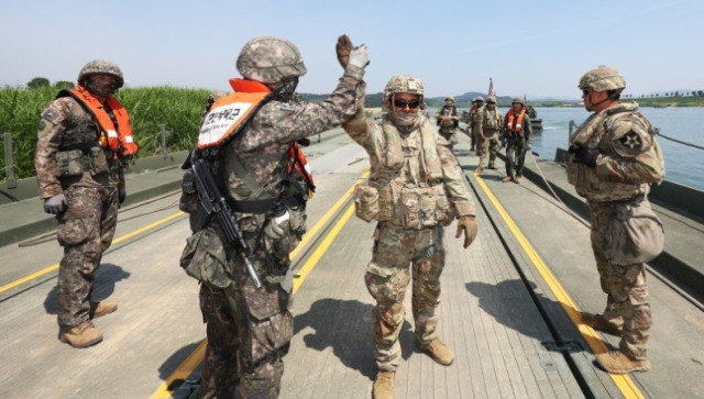 5일 경기도 여주시 남한강 일대에서 열린 한미 연합 도하 훈련에서 육군 7공병여단과 미2사단/한미연합사단 장병들이 부교를 설치하며 하이파이브를 하고 있다. 연합뉴