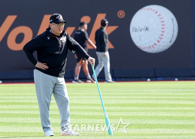 김경문 한화 이글스 감독이 4일 수원 KT위즈파크에서 열린 KT 위즈와 2024 신한 SOL뱅크 KBO리그 방문경기를 앞두고 선수단의 훈련을 지켜보고 있다. /사진=김진경 대기자