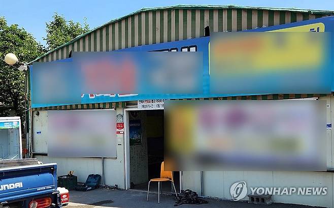 밀양 집단 성폭행 가해자가 일했던 청도 식당 (청도=연합뉴스) 이강일 기자 = 5일 경북 청도군 한 식당. 이 식당은 20년 전 경남 밀양지역에서 발생한 밀양 집단 성폭행 가해자가 근무했던 곳으로 알려졌다.
    청도군은 이 식당이 불법건축물에 대한 철거 명령 등 법적 조처를 내렸고, 현재는 영업정지 처분 상태다.
  2024.6.5  image@yna.co.kr