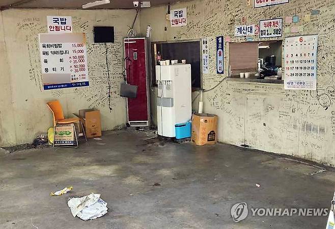 밀양 집단 성폭행 가해자가 일했던 청도 식당 (청도=연합뉴스) 이강일 기자 = 5일 경북 청도군 한 식당 내부가 텅 비어 있다. 이 식당은 20년 전 경남 밀양지역에서 발생한 밀양 집단 성폭행 가해자가 근무했던 곳으로 알려졌다.
    청도군은 이 식당이 불법건축물에 대한 철거 명령 등 법적 조처를 내렸고, 현재는 영업정지 처분 상태다.
   2024.6.5 image@yna.co.kr