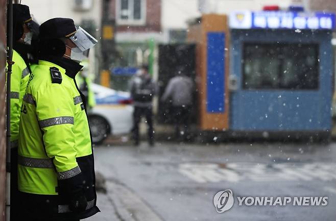 조두순 거주지 주변 통제하는 경찰 [연합뉴스 자료사진]