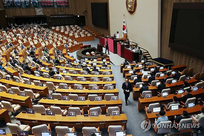 국민의힘, 22대 국회 첫 본회의 불참 (서울=연합뉴스) 김주성 기자 = 국민의힘 추경호 원내대표가 5일 오후 서울 여의도 국회에서 열린 제22대 국회 첫 본회의에서 의사진행 발언을 마친 뒤 본회의장을 나가고 있다. 2024.6.5 utzza@yna.co.kr