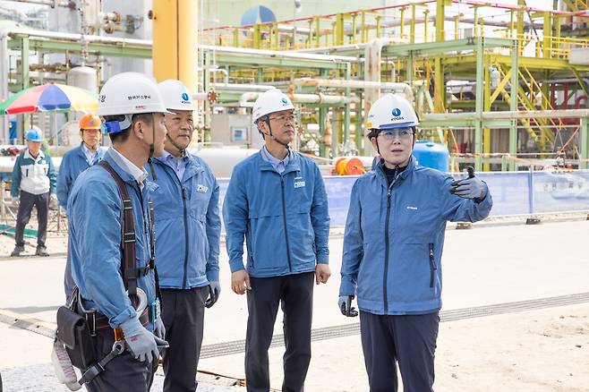 인천 LNG 생산기지 안전관리 실태 점검하는 최연혜 가스공사 사장 [한국가스공사 제공. 재판매 및 DB 금지]