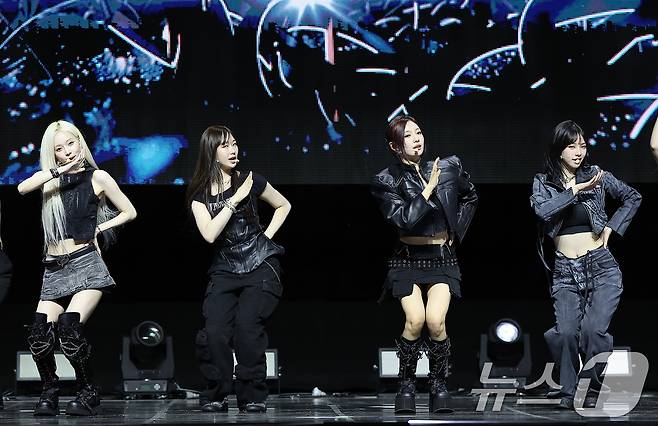 걸그룹 에스파가 27일 오후 서울 용산구 한남동 블루스퀘어 마스터카드홀에서 열린 첫 정규 앨범 ‘Armageddon’(아마겟돈) 발매 기념 쇼케이스에서 열정적인 무대를 펼치고 있다. 2024.5.27/뉴스1 ⓒ News1 김진환 기자