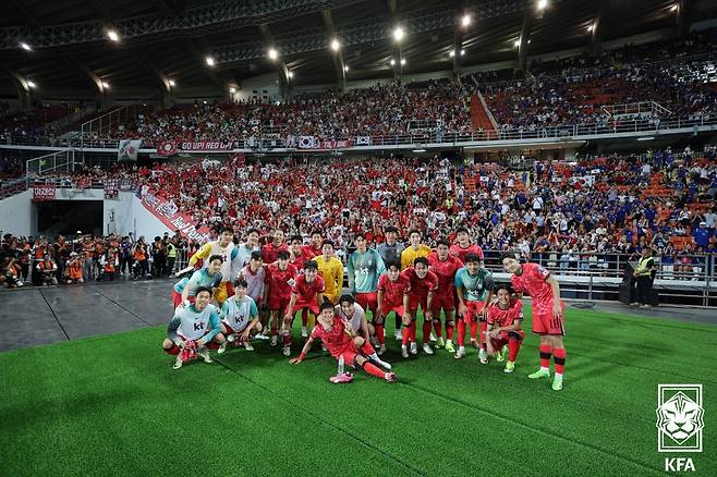 26일 태국 방콕 라자망갈라 스타디움에서 열린 2026 북중미 월드컵 아시아 지역 2차 예선 C조 4차전 한국과 태국의 경기에서 3-0으로 승리를 거둔 대한민국 선수들이 기념촬영을 하고 있다. (대한축구협회 제공) 2024.3.26/뉴스1 ⓒ News1 박지혜 기자