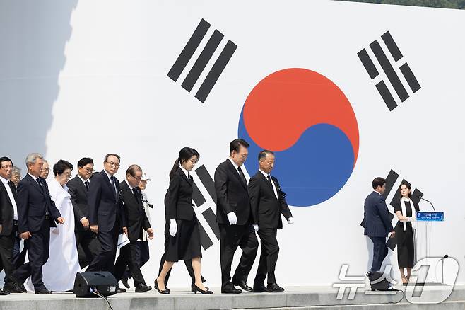 윤석열 대통령과 김건희 여사가 6일 서울 동작구 국립서울현충원에서 열린 제69회 현충일 추념식에서 4부 요인, 여야 정치인 등 참석자들과 함께 현충탑을 참배한 뒤 자리로 돌아가고 있다. (대통령실 제공) 2024.6.6/뉴스1 ⓒ News1 송원영 기자