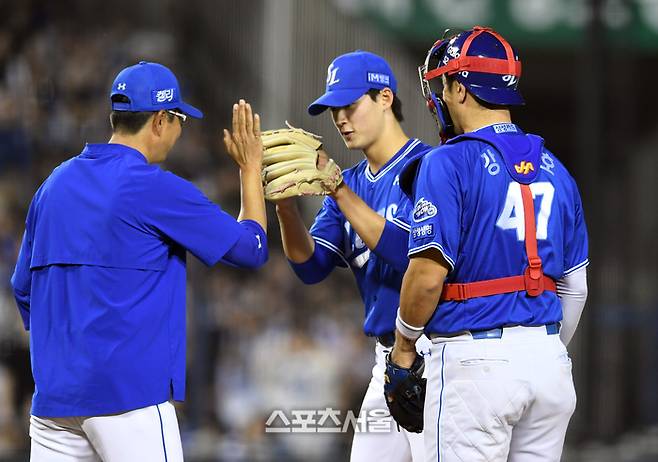 삼성 선발투수 이호성(가운데)이 5월1일 잠실구장에서 열린 2024 KBO리그 두산전에서 6회말 2사 후 마운드에서 내려가면서 정민태 코치와 하이파이브를 하고 있다. 잠실 | 박진업 기자 upandup@sportsseoul.com