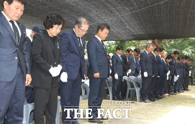 참석자들은 10시 정각에 울린 전국 동시 사이렌에 맞춘 순국선열과 호국영령에 대한 묵념을 시작으로 8098부대의 조총 발사, 헌화․분향, 이학수 시장 추념사, 윤준병 국회의원 추도사, 고경윤 시의장 추도사로 이어졌다. / 정읍시