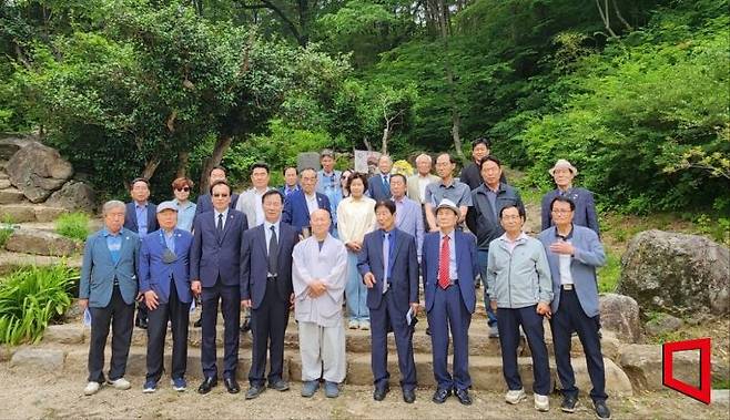 현충일인 6일 전남 구례군 연곡사 내 녹천 고광순 순절비 앞에서 열린 추모 행사에서 종중후손과 광복회 관계자 등이 기념 사진을 찍고 있다. [사진=박진형 기자]