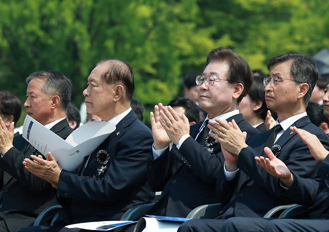 국민의힘 황우여 비상대책위원장(왼쪽에서 두번째)과 더불어민주당 이재명 대표 등이 6일 서울 동작구 국립서울현충원에서 열린 제69회 현충일 추념식에서 박수치고 있다. /연합뉴스