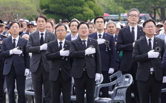 이장우 대전시장(왼쪽 네번째), 이상래 대전시의회 의장(왼쪽 두번째), 강만희 대전지방보훈청장(오른쪽 첫번째)은가 6일 대전 유성구 국립대전현충원에서 열린 제69회 현충일 추념식에서 국기에 경례하고 있다. 대전시 제공