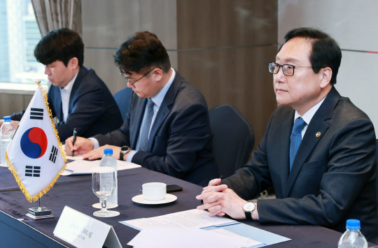 정인교 산업통상자원부 통상교섭본부장이 지난 2일 서울 중구 롯데호텔에서 나세르 부리타 모로코 외교부 장관과 면담하고 있다. [산업통상자원부 제공]