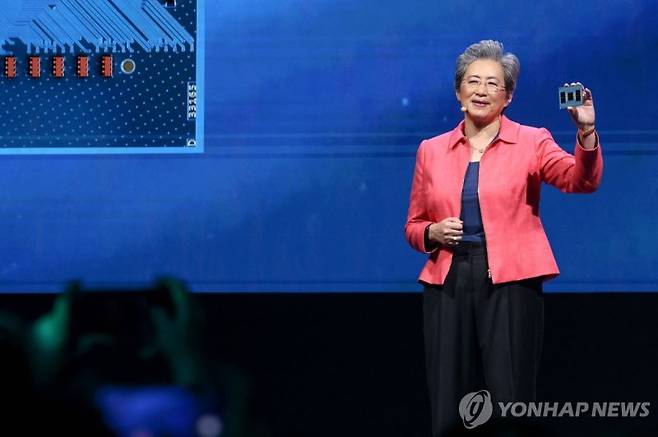 리사 수 AMD 최고경영자(CEO)가 지난 3일 대만 '컴퓨텍스'에서 기조연설을 하고 있다. 연합뉴스