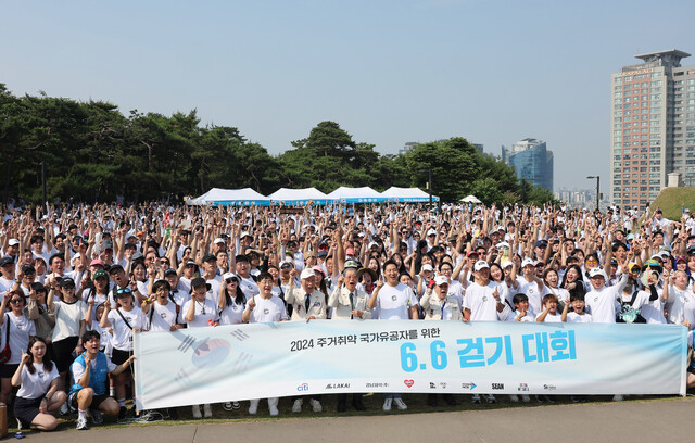 6일 오전 서울 남산공원 백범광장에서 열린 2024 주거취약 국가유공자를 위한 6.6 걷기 대회에서 오세훈 서울시장, 참전용사, 가수 션 등 참가자들이 기념촬영을 하고 있다. 연합뉴스