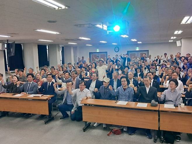 6일 오후 서울 중구 저동 명동성당 가톨릭회관 1층 강당에서 열린 ‘반민특위 사죄촉구 기자회견’에서 참석자들이 기념촬영을 하고 있다. 고경태 기자