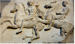 파르테논 프리즈 세부. 프리즈에 등장하는 192명의 기마병은 마라톤 전투의 전사자 수와 일치한다는 해석도 있다. 위키피디아 자료사진