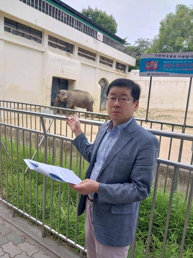 조현백 대구달성공원관리장이 코순이의 건강상태를 설명하고 있다. 대구=정인효 기자