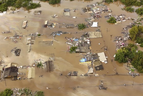 5월 4일(현지시간) 브라질 히우그란지두술의 포르투 알레그리 지역이 홍수로 물에 잠겨 있다. 브라질 남부지역에 일주일 이상 내린 폭우로 5일 현재 최소 78명이 숨지고 105명이 실종됐다. 이재민은 12만명에 육박한다. AFP=연합뉴스
