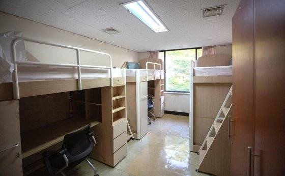 서울 성북구 고려대학교 안암학사의 3인실 기숙사 모습. 사진 고려대학교