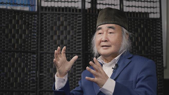 지난 8일 주역학자 초운(草雲) 김승호 선생이 서울 종로구 초운학회 사무실에서 중앙일보와 인터뷰하고 있다.