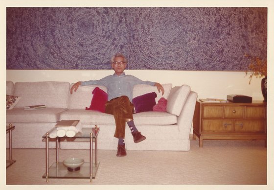 1972년 뉴욕 김정준 박사 거실에 앉아 있는 김환기. 거실에 걸기엔 너무 컸던 '우주'는 가로로 뉘여 걸렸다. ⓒ환기재단ㆍ환기미술관. 사진 CHRISTIE'S