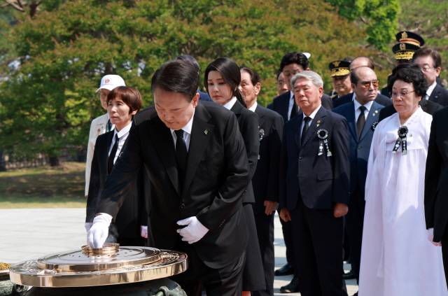 ▲ 윤석열 대통령이 6일 서울 동작구 국립서울현충원에서 열린 제69회 현충일 추념식에서 현충탑에 분향하고 있다. 2024.6.6 연합뉴스
