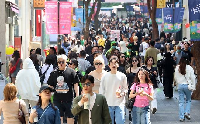 지금의 추세라면 한국 인구는 100년 뒤 2000만명 아래로 떨어질 것이란 전망이 나왔다.  사진=연합뉴스