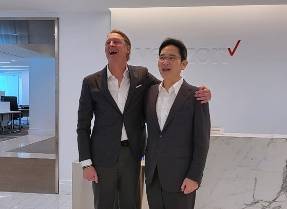 Samsung Electronics Executive Chairman Lee Jae-yong, right, and Verizon CEO Hans Vestberg at Verizon's headquarters in New Jersey in November 2021 [SAMSUNG ELECTRONICS]