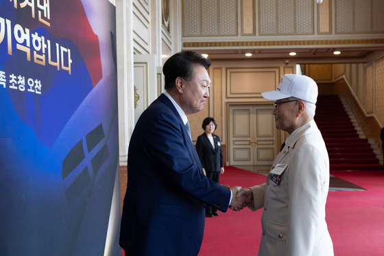 President Yoon Suk Yeol, left, shakes hands with Gen. Son Hee-won, chairman of the Korean War Veterans Association, during a Memorial Day luncheon to honor veterans and families of fallen soldiers at the Blue House in Jongno District, central Seoul, on Thursday afternoon. [PRESIDENTIAL OFFICE]