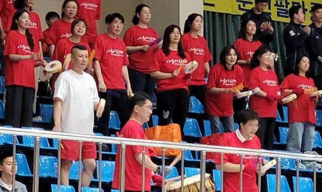 소년체전 첫 우승에 기여한 학부모들로 구성된 ‘제7의 선수’ 연현중 서포터즈. 연현중 제공