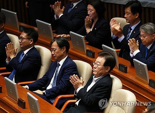 지난 5일 오후 국회에서 열린 제22대 국회 첫 본회의에서 더불어민주당 이재명 대표를 비롯한 의원들이 이학영 국회부의장의 당선인사를 들으며 박수치고 있다. 연합뉴스