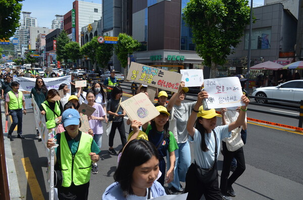 진주 갈전초교, 관봉초교, 대곡초교, 명석초교 등 초등학교 4곳이 지난 5일 진주교육지원청 앞에서 남가람공원까지 학생기후정의행진을 하고 있다. /이동욱 기자