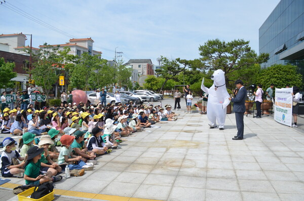 진주 갈전초교, 관봉초교, 대곡초교, 명석초교 등 초등학교 4곳이 지난 5일 학생기후정의행진 사전 행사를 하고 있다. /이동욱 기자