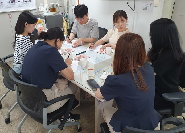 지난 4일 경북 경산시청 공무원 4명이 김해시를 방문해 '나는 김해솔로' 도입 취지와 차별화된 운영 방법을 벤치마킹했다. /김해시