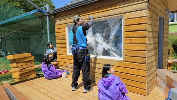 도산초교 학생들이 직접 지어올린 2평 건축물 외벽에 페인트칠을 하고 있다. /이창우 기자