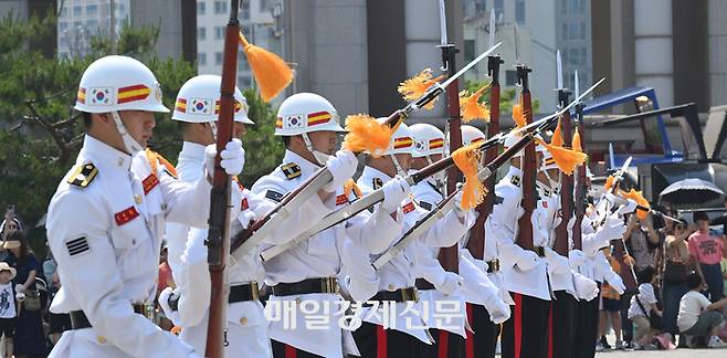 제69회 현충일인 6일 서울 용산구 전쟁기념관에서 해병대 의장대가 의장 시범을 보이고 있다. 이날 행사는 제28회 전쟁기념관 현충일 그림대회의 부대행사로 진행됐다. 2024.06.06[이충우기자]