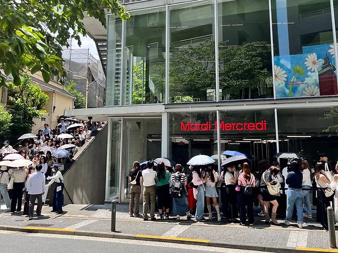 지난 1일 일본 도쿄 다이칸야마의 마르디 메크르디 플래그십스토어에서 고객들이 입장하려고 줄을 서서 기다리고 있다.   피스피스스튜디오