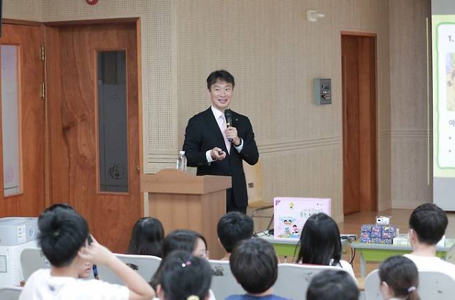 이복현 금융감독원장이 지난 5일 초등학교를 방문해 금융교육을 실시했다. /사진=금융감독원