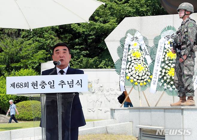 [울산=뉴시스] 배병수 기자 = 김두겸 울산시장이 6일 오전 울산 남구 울산대공원 내 현충탑광장에서 열린 제68회 현충일 추념식에서 추념사를 하고 있다. (사진=울산시 제공) 2023.06.06. photo@newsis.com *재판매 및 DB 금지