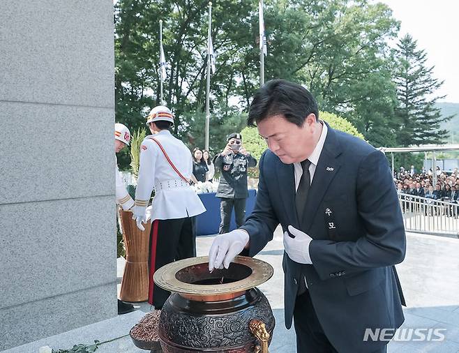 [시흥=뉴시스] 현충일 추념식에 참석한 임병택 시흥시장이, 헌화·분향하고 있다. (사진=시흥시 제공).