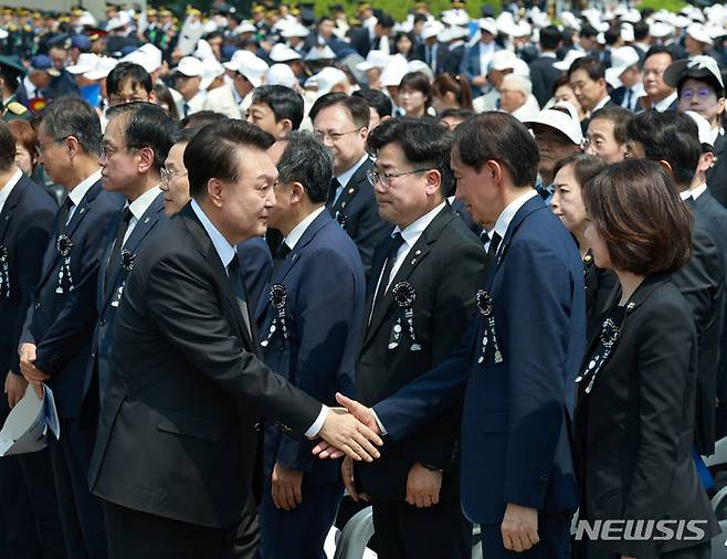 [서울=뉴시스] 최진석 기자 = 윤석열 대통령이 6일 서울 동작구 국립서울현충원에서 열린 제69회 현충일 추념식에 참석한 뒤 이석하며 조국 조국혁신당 대표와 악수하고 있다. (대통령실통신사진기자단) 2024.06.06. myjs@newsis.com